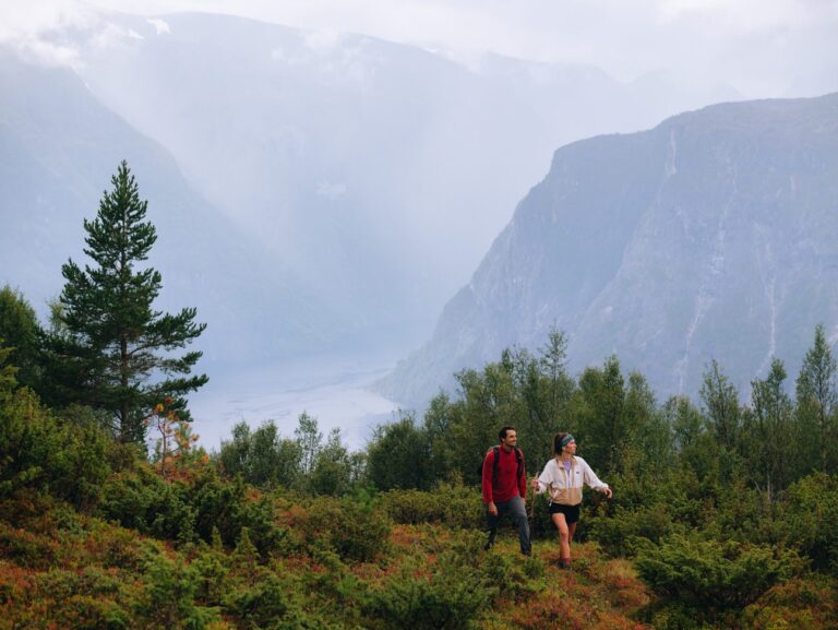 2 hikers with a view in the fjords - Kayaking - Norway fjord - hiking in Norway - kayaking - from Brussels airport
