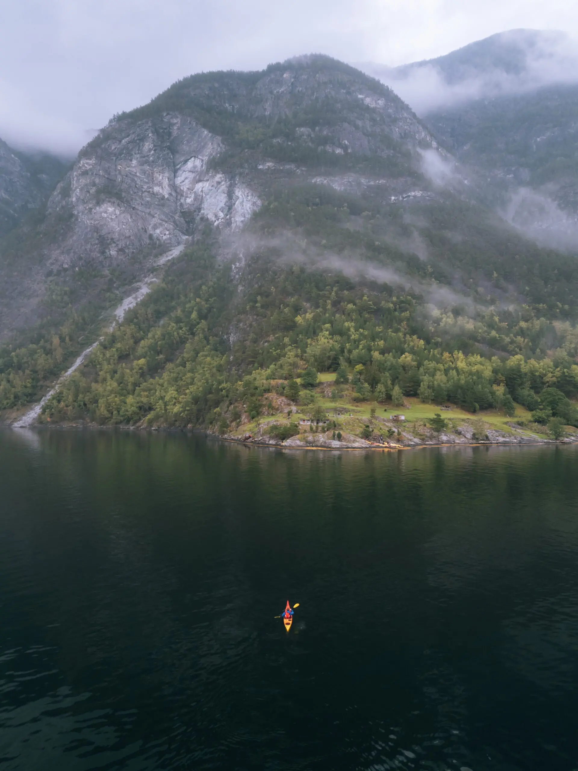 Explorez la Norvège en kayak dans les fjords : meilleurs itinéraires, conseils pratiques et informations importantes pour une aventure aquatique réussie.