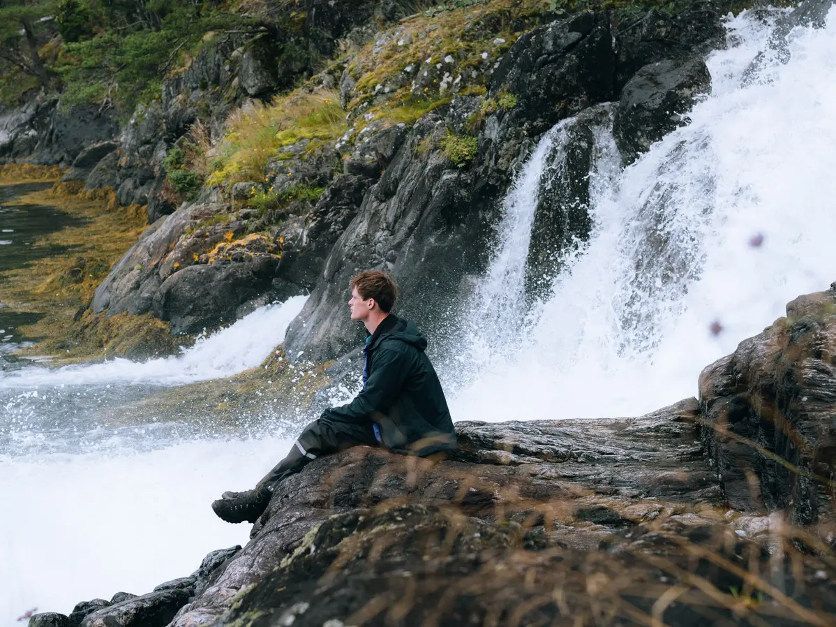 People staring next to a waterfall - Kayaking - Norway fjord - hiking in Norway - kayaking - from Brussels airport.
